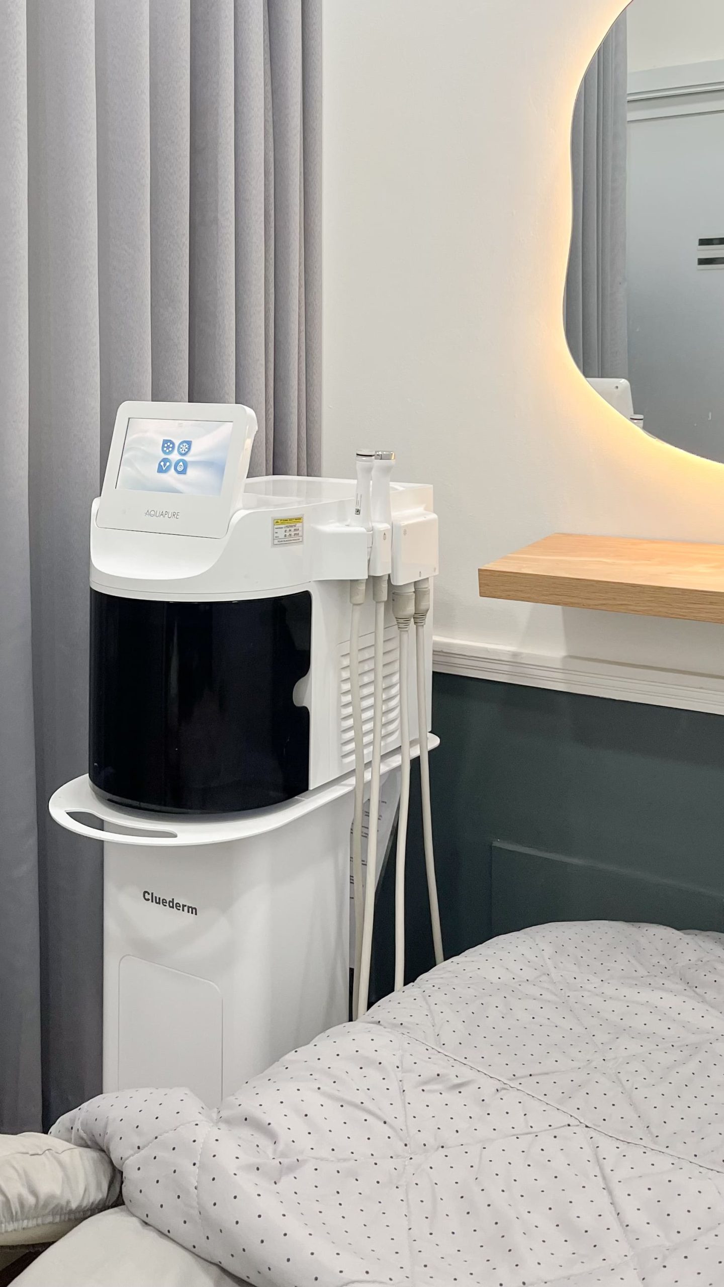Compact Treatment ini berfungsi mengangkat sel kulit mati serta menutrisi kulit dan memperlancar sirkulasi darah.