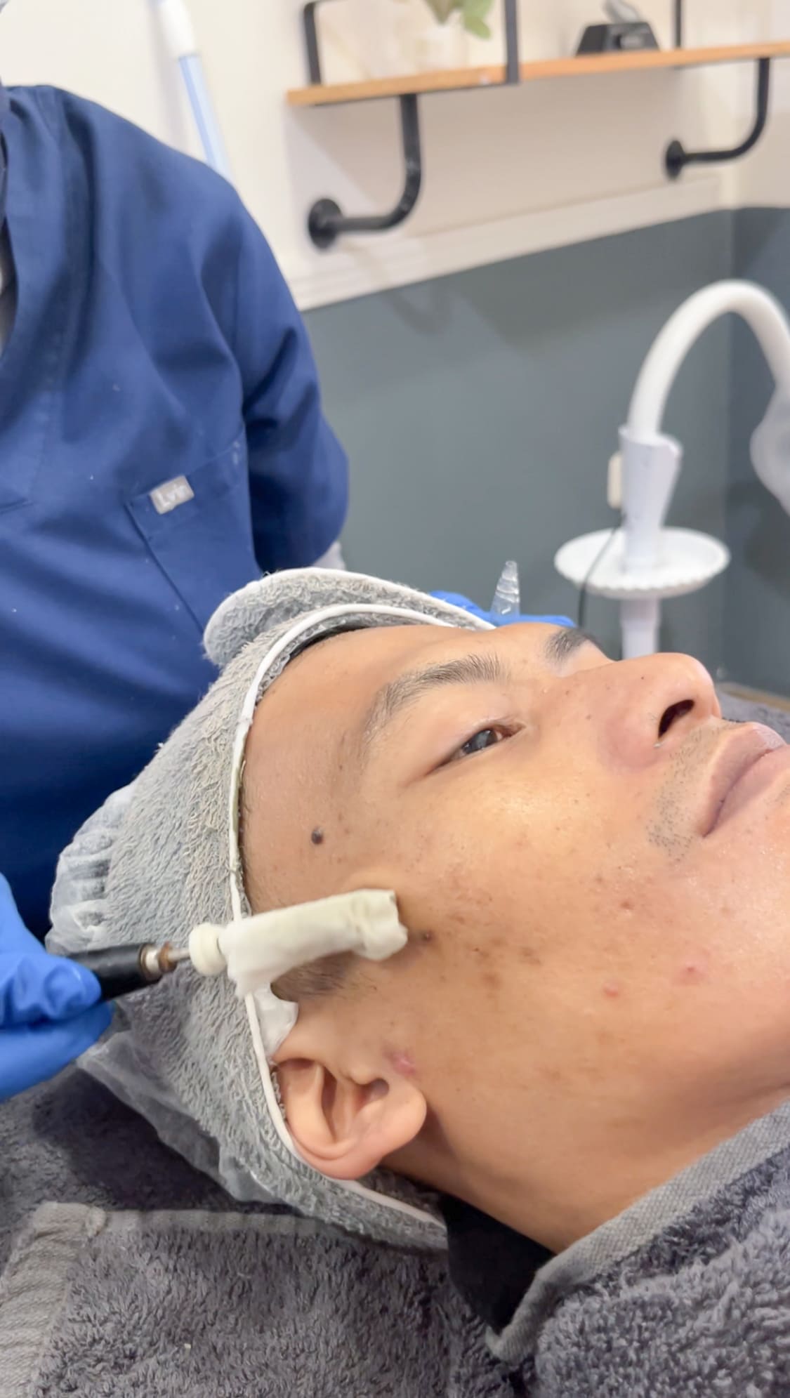 Treatment Incheon Package ini berfungsi mencerahkan kulit dan menghantarkan serum menggunakan Iontophoresis agar lebih dapat diserap kulit.