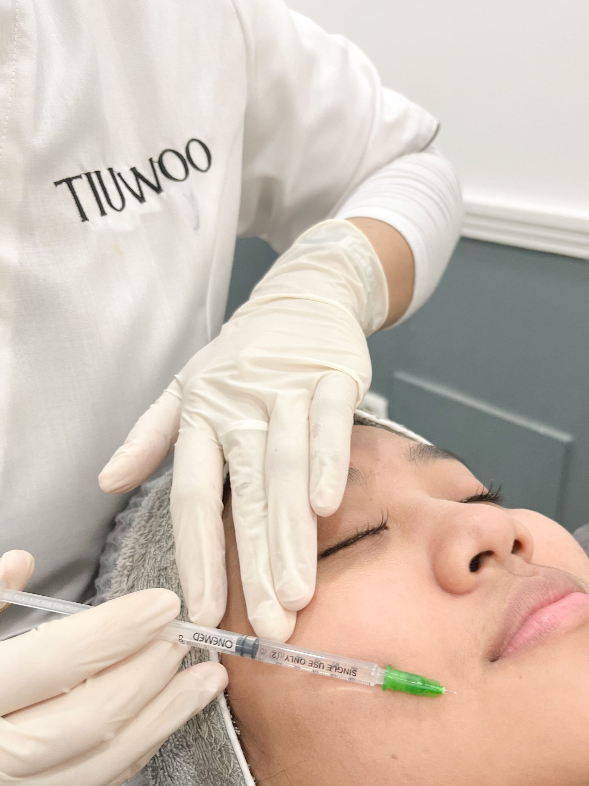 Treatment Juvelook PDLLA Skin Booster berfungsi untuk mengisi volume pada kulit bertekstur, saging, dan berkerut serta mengencangkan kulit.