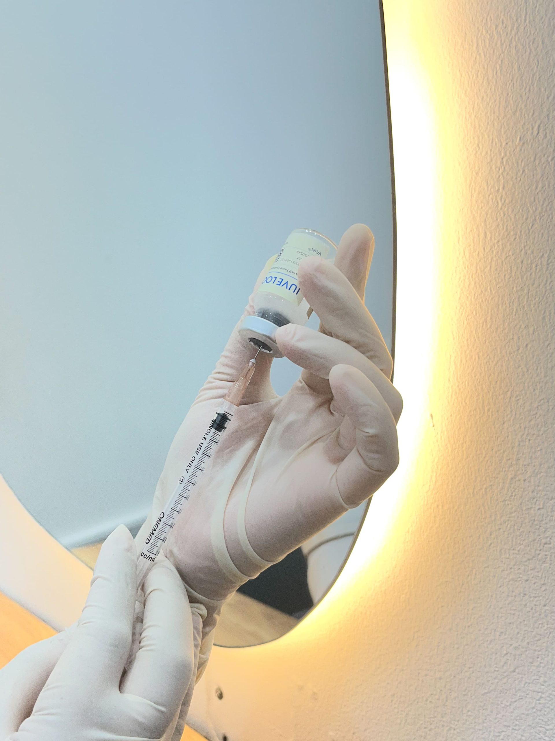 Treatment Juvelook PDLLA Skin Booster berfungsi untuk mengisi volume pada kulit bertekstur, saging, dan berkerut serta mengencangkan kulit.