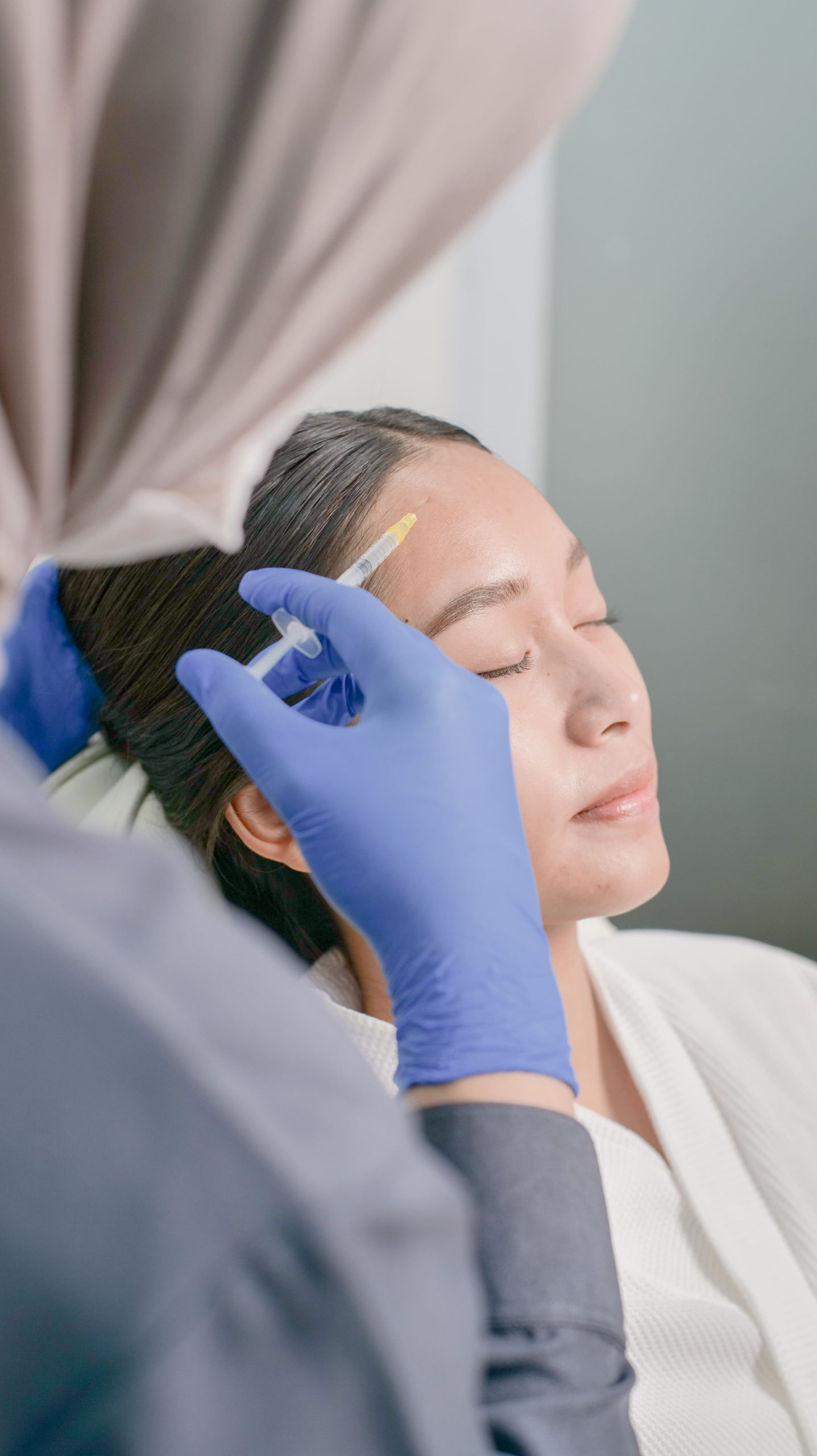 Treatment Koretox Upper ini berfungsi mengencangkan kulit, menghilangkan kerutan area mata, area dahi, dan menghaluskan tekstur wajah.