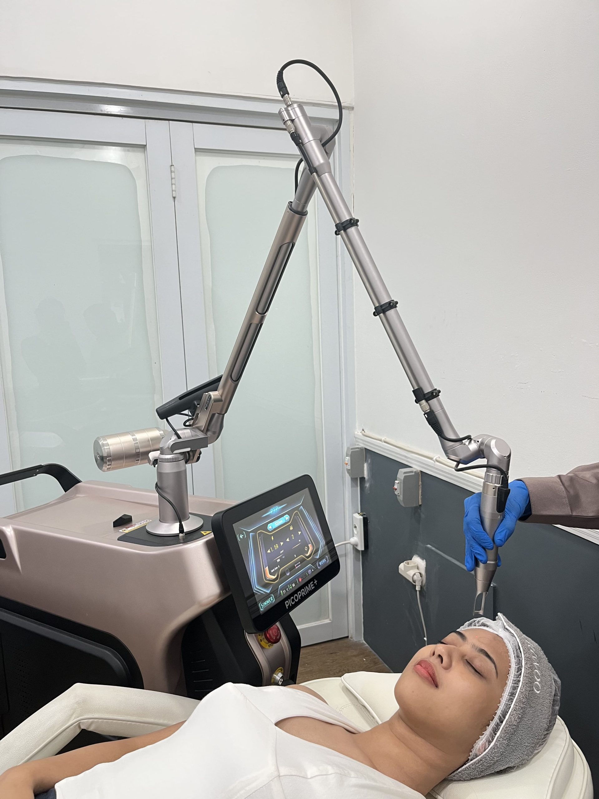 Treatment Pico Radiance & Rejuve ini berfungsi untuk meratakan tone kulit dan mencerahkan wajah dengan hasil lebih konsisten.