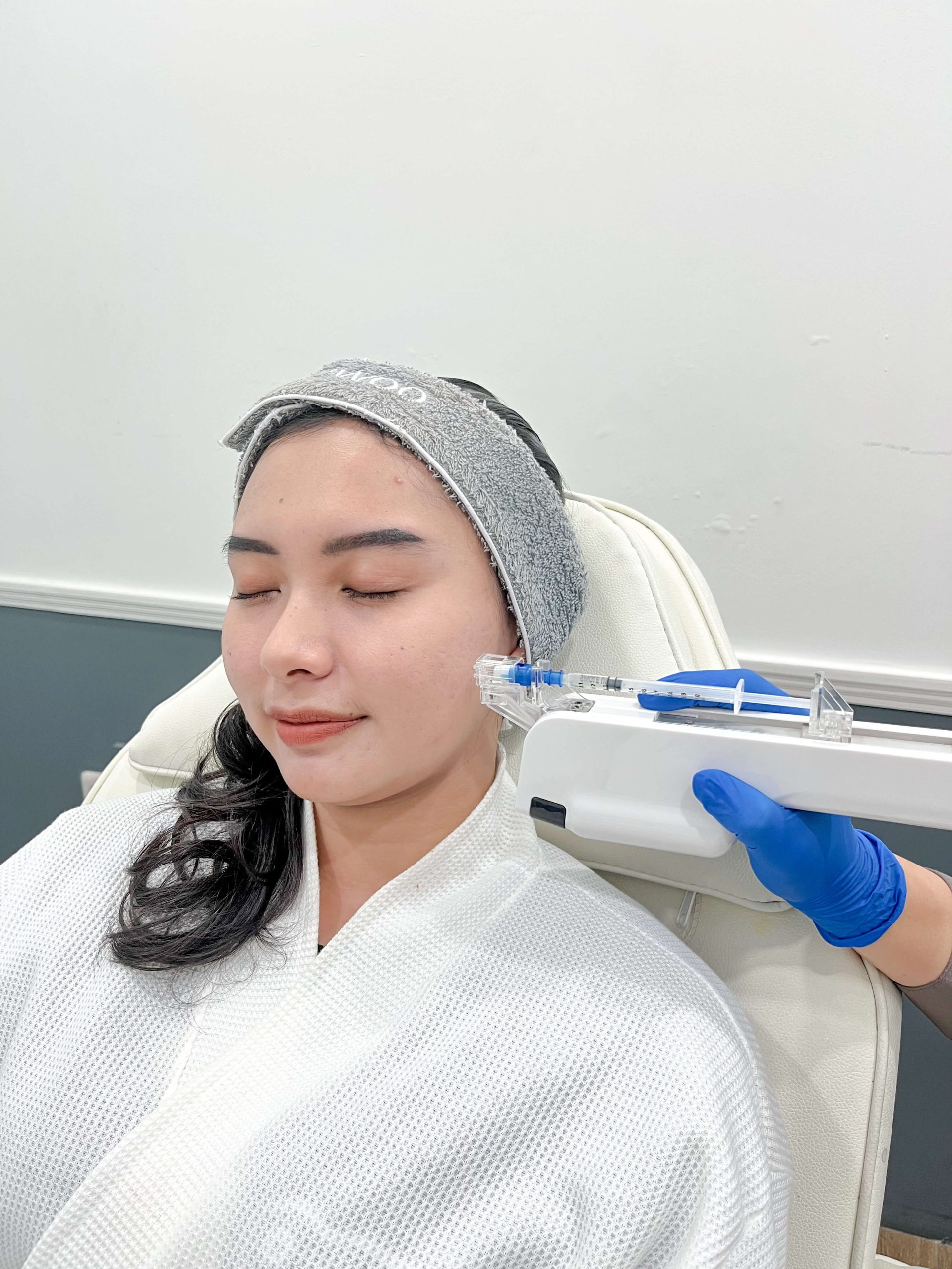 Treatment Spotless Stamp Skin Booster ini berfungsi mengurangi noda age spot di kulit, menyamarkan melasma, dan menyamarkan bekas jerawat.