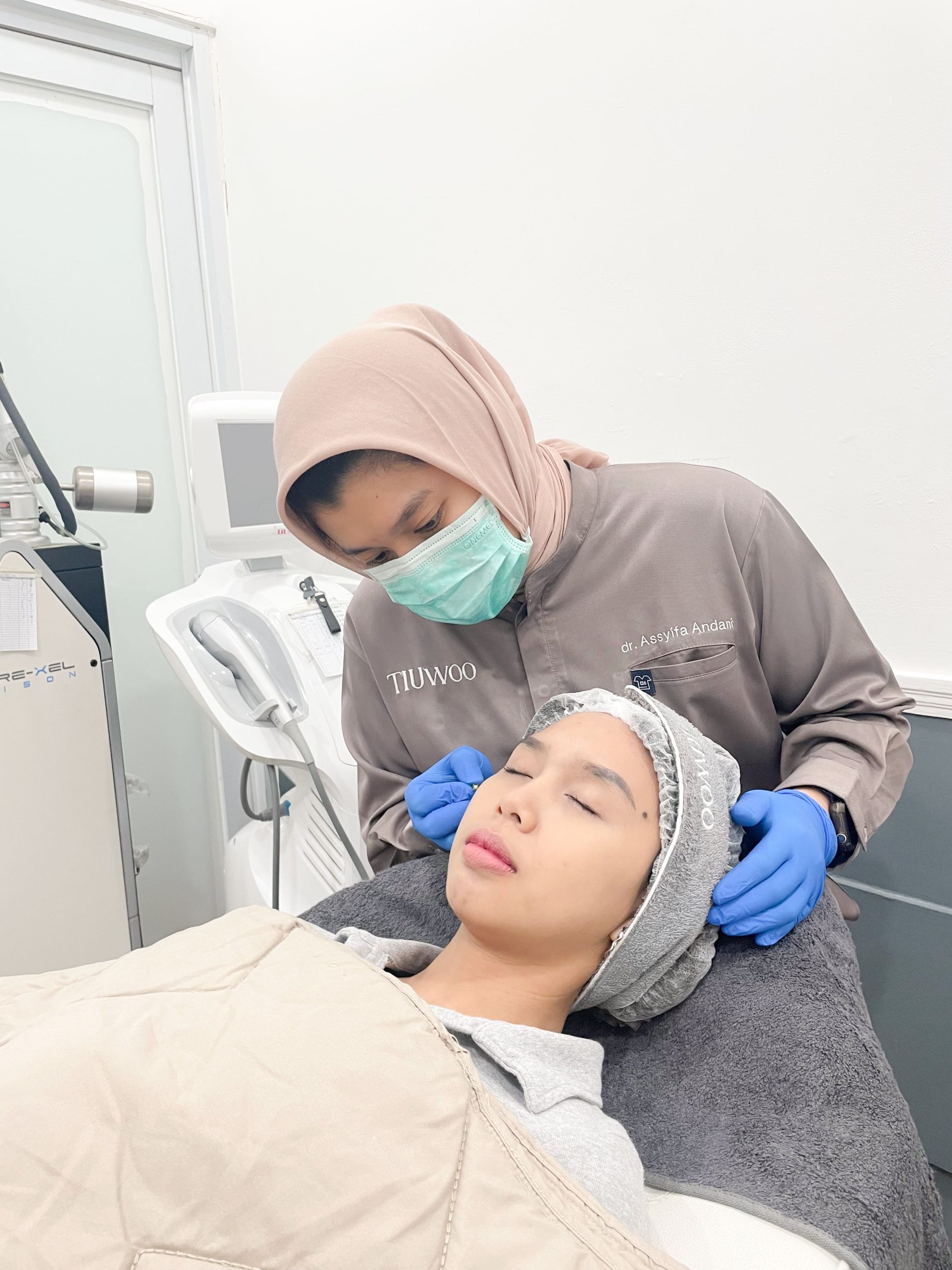 Treatment Subsisi ini berfungsi mengangkat scars akibat jerawat atau luka sekaligus mengisi dan membentuk kehilangan collagen di dalam kulit.